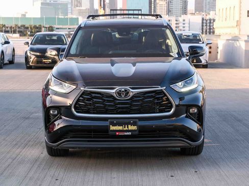 Used 2023 Toyota Highlander Limited FWD image 2