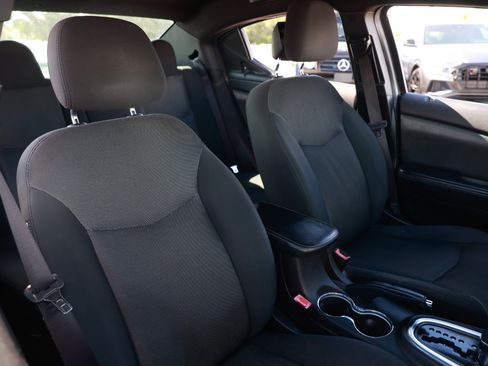 Used 2014 Dodge Avenger SE image 18