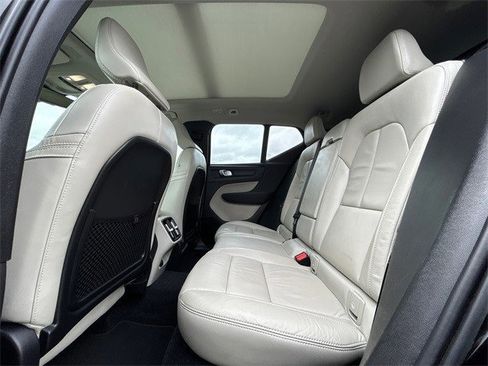 Used 2023 Volvo XC40 B4 Ultimate image 12