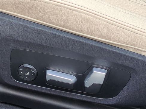 Used 2024 BMW 430i Convertible w/ Premium Package RWD image 17