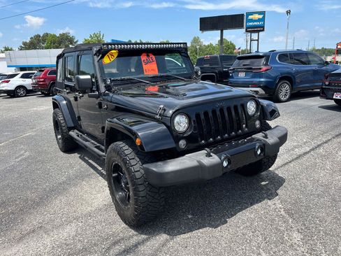 Used 2018 Jeep Wrangler Unlimited Sahara AWD/4WD image 3