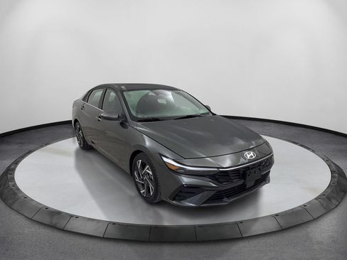 Used 2025 Hyundai Elantra SEL FWD image 3
