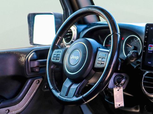 Used 2015 Jeep Wrangler Unlimited Sahara w/ Connectivity Group AWD/4WD image 10