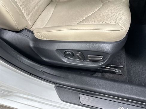 Used 2019 Toyota Avalon Limited image 26