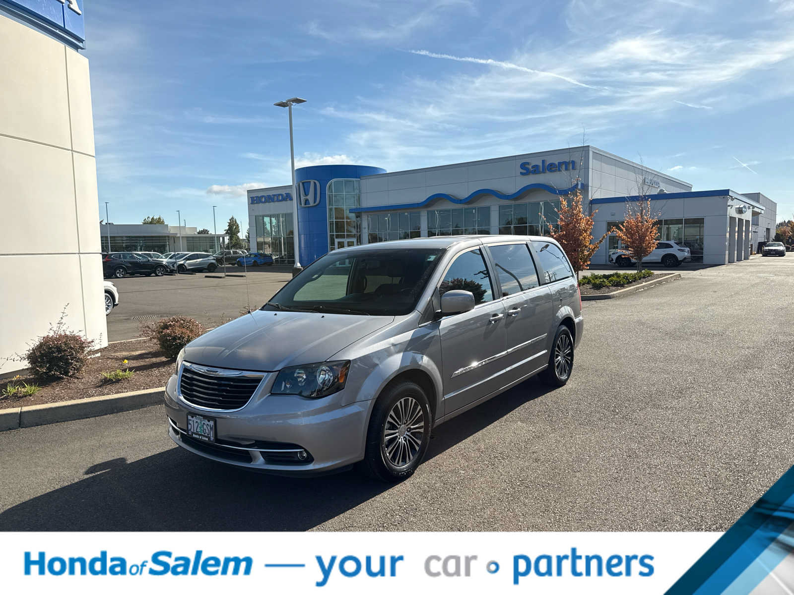Used 2014 Chrysler Town & Country S FWD image 1