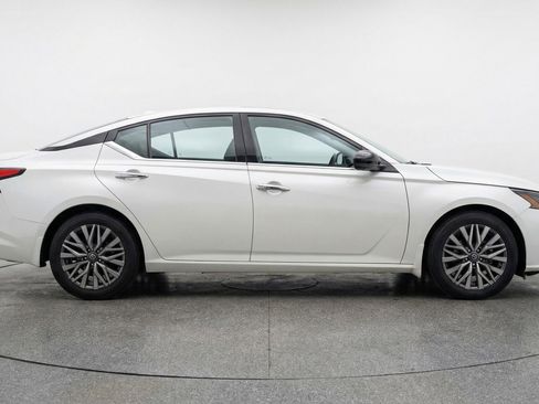 Used 2025 Nissan Altima 2.5 SV image 11