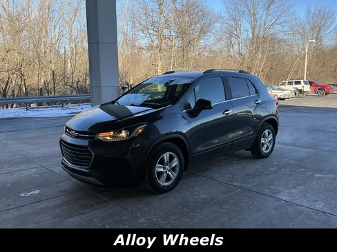Used 2018 Chevrolet Trax LT w/ LT Convenience Package image 3