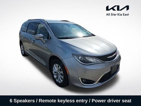 Used 2019 Chrysler Pacifica Touring-L FWD image 1