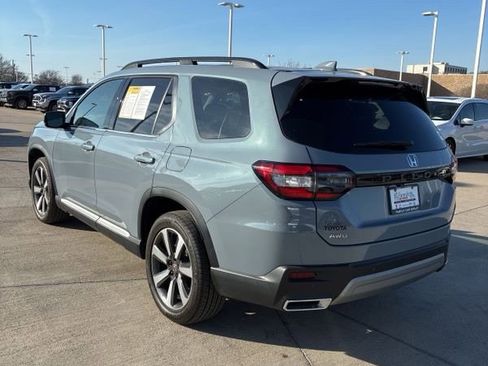 Used 2025 Honda Pilot Touring image 3