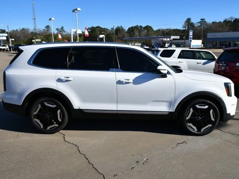 Used 2023 Kia Telluride EX w/ EX Captain's Chair Package image 6