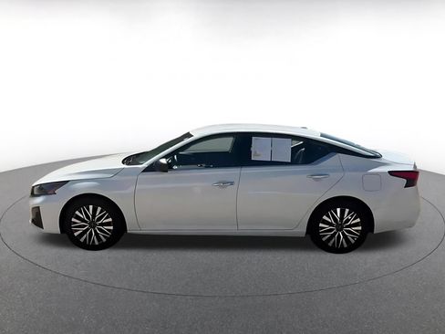 Used 2025 Nissan Altima 2.5 SV FWD image 9