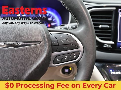 Used 2023 Chrysler Pacifica Touring-L FWD image 16