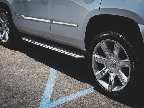 Used 2015 Cadillac Escalade Luxury RWD image 9
