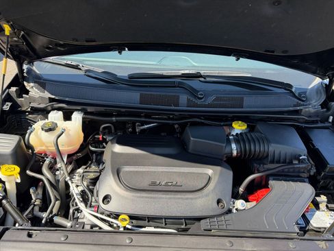 Used 2025 Chrysler Pacifica Select image 33