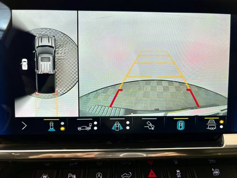 Used 2022 Chevrolet Silverado 1500 High Country w/ Technology Package image 17