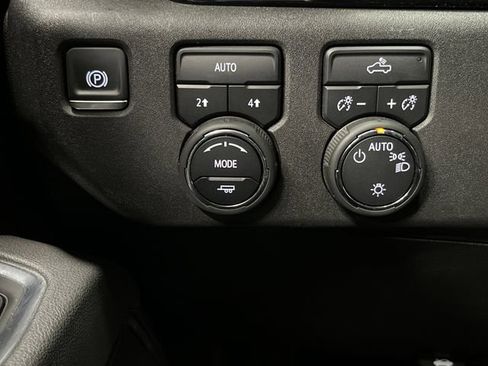 Used 2025 Chevrolet Silverado 1500 LT image 25