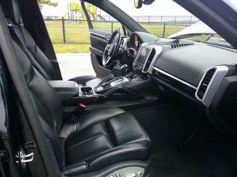 Used 2017 Porsche Cayenne Platinum Edition AWD/4WD image 5