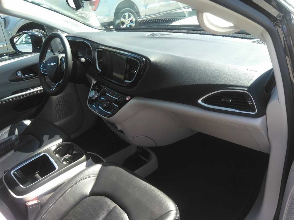 Used 2024 Chrysler Pacifica Touring-L FWD image 3