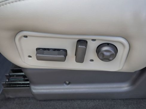 Used 2004 HUMMER H2 w/ Preferred Equipment Group image 26