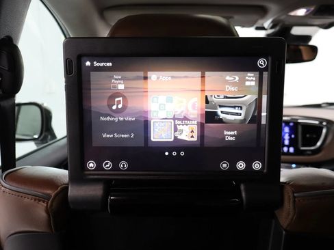 Used 2017 Chrysler Pacifica Limited FWD image 23