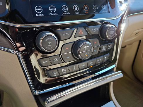 Used 2021 Jeep Grand Cherokee Overland image 18