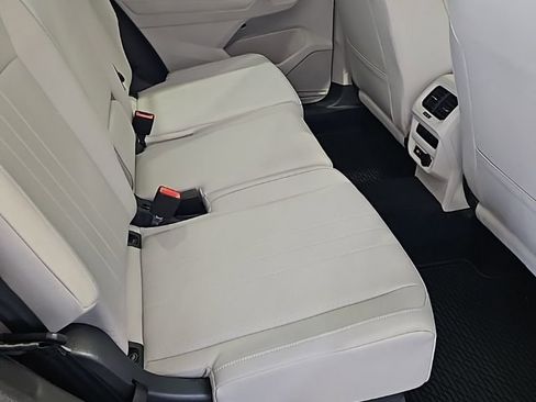 Used 2024 Volkswagen Tiguan SE w/ Panoramic Sunroof Package image 17