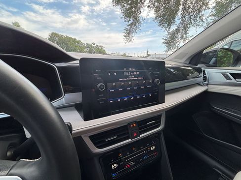 Used 2025 Volkswagen Taos SE FWD image 20