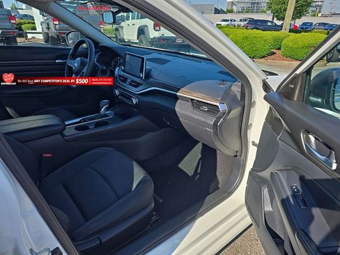 Used 2025 Nissan Altima 2.5 SV FWD image 19