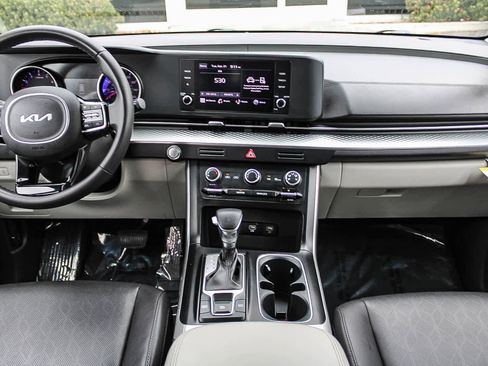 Used 2023 Kia Carnival LX FWD image 12