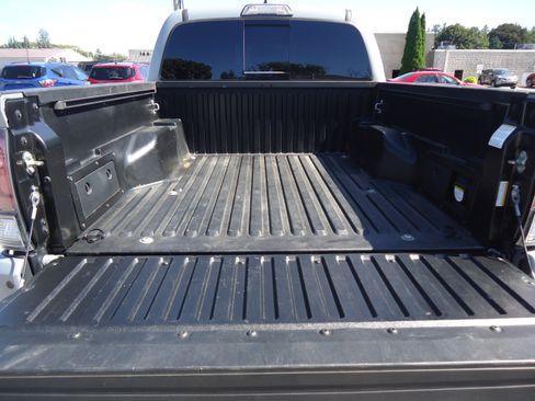 Used 2017 Toyota Tacoma TRD Pro AWD/4WD image 12