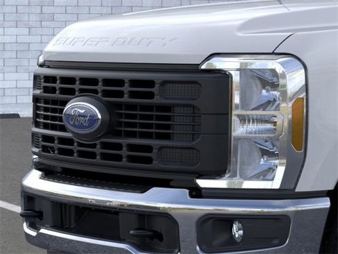 New 2026 Ford F250 XL w/ XL Chrome Package image 17