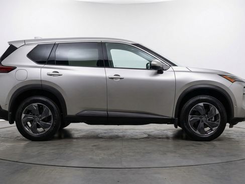 Used 2025 Nissan Rogue SV image 11