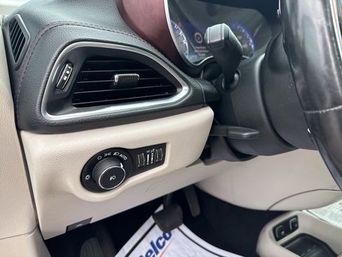 Used 2020 Chrysler Pacifica Limited image 15