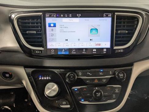 Used 2023 Chrysler Pacifica Touring-L image 27