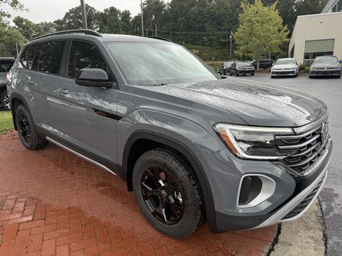 New 2026 Volkswagen Atlas Peak Edition image 3