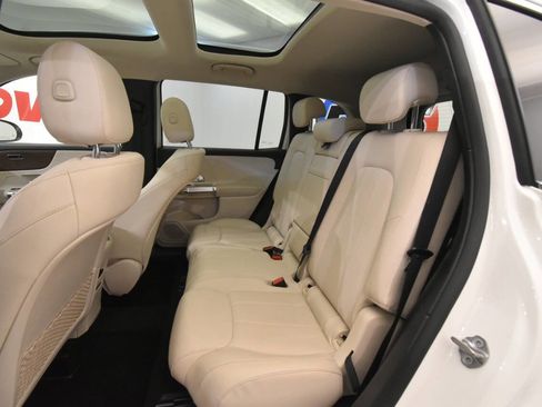 Used 2022 Mercedes-Benz GLB 250 4MATIC w/ Premium Package Lite image 11