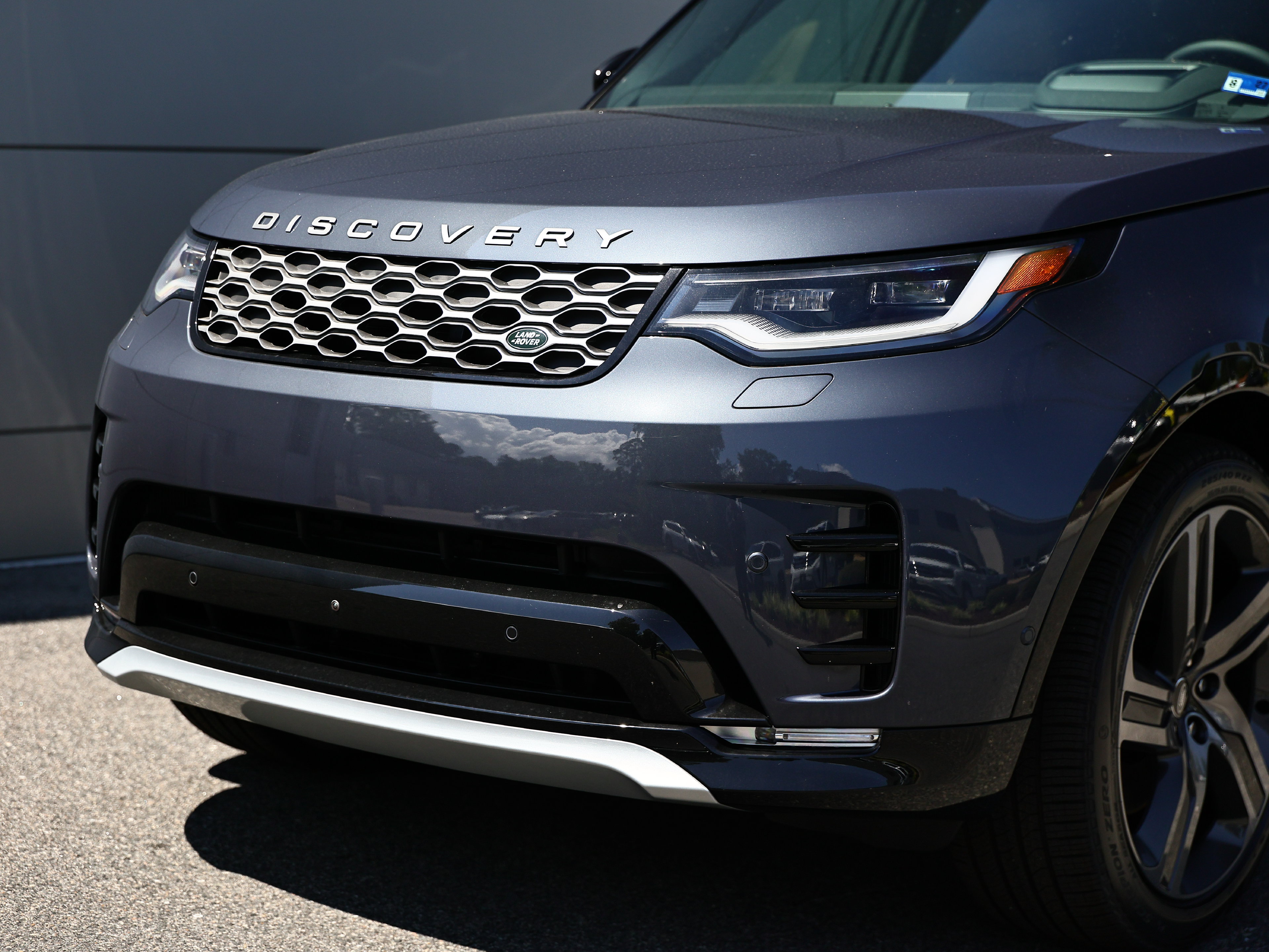 New 2026 Land Rover Discovery Limited Edition AWD/4WD image 2
