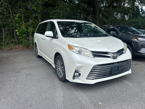 Used 2019 Toyota Sienna XLE w/ XLE Navigation Package FWD image 5