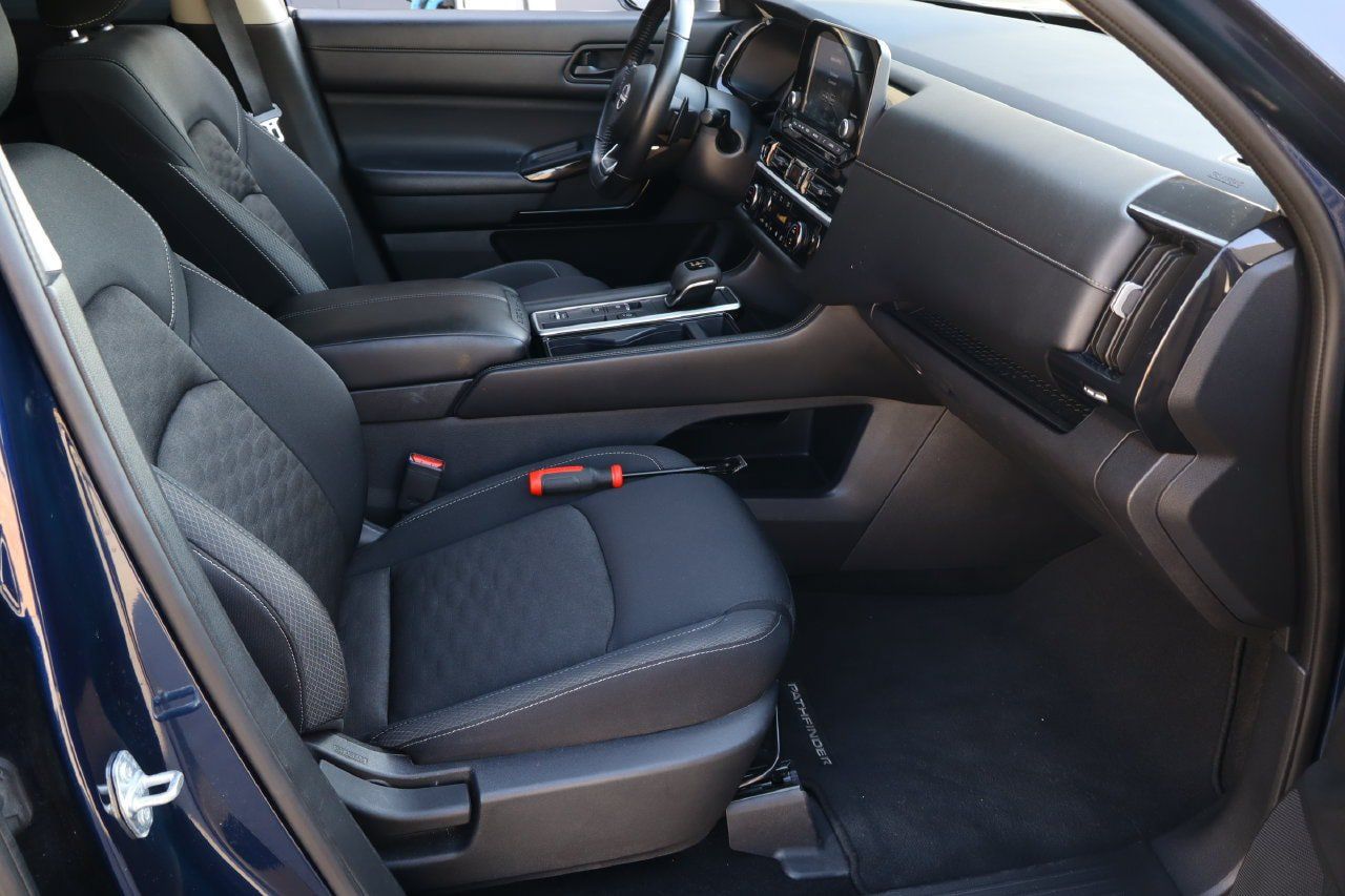 Used 2024 Nissan Pathfinder SV FWD image 17