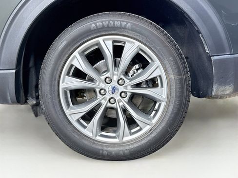 Used 2023 Ford Explorer Limited w/ Equipment Group 301A AWD/4WD image 39