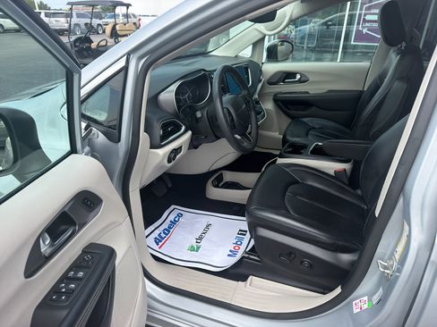 Used 2023 Chrysler Pacifica Touring-L FWD image 9