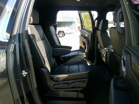 Used 2023 Chevrolet Suburban Premier image 17