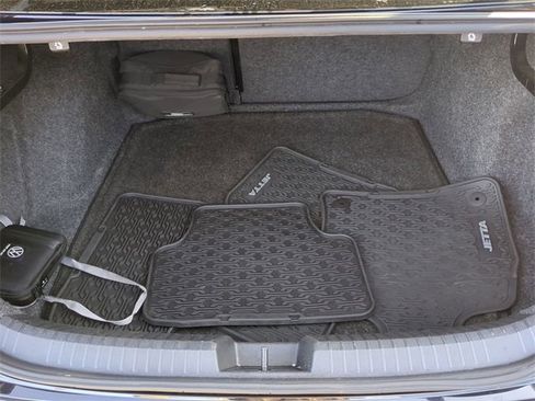 Certified 2023 Volkswagen Jetta SE w/ Panoramic Sunroof Package image 9