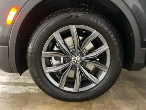 Used 2023 Volkswagen Tiguan SE w/ Panoramic Sunroof Package FWD image 32