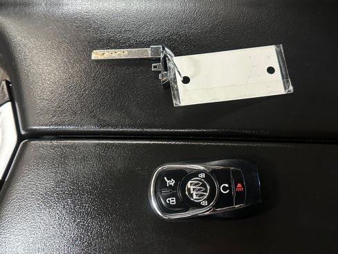 Used 2019 Buick Envision Essence FWD image 33