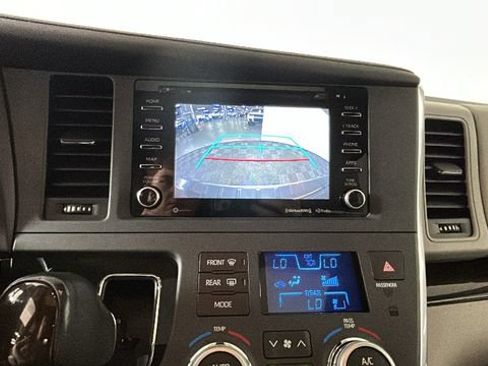 Used 2019 Toyota Sienna XLE FWD image 23