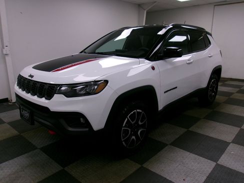 Used 2025 Jeep Compass Trailhawk AWD/4WD image 1
