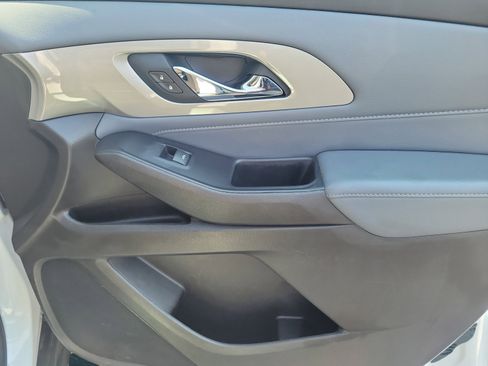 Used 2021 Chevrolet Traverse LT FWD image 23