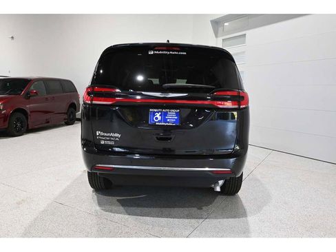 Used 2021 Chrysler Pacifica Touring w/ Cold Weather Group FWD image 7