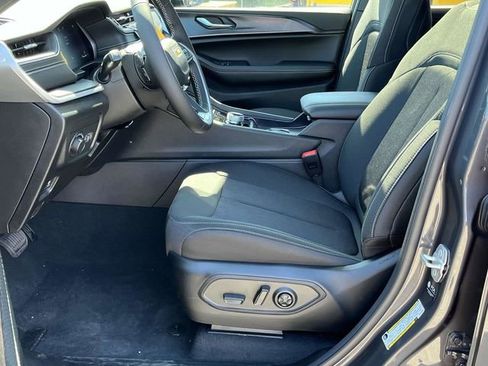 New 2025 Jeep Grand Cherokee L Laredo image 10